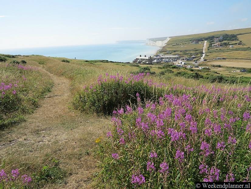 Je kunt van de Seven Sisters naar de krijtrotsen van Beachy Head en naar de badplaats Eastbourne lopen. Dit pad maakt deel uit van van het langeafstandspad de South Downs Way.