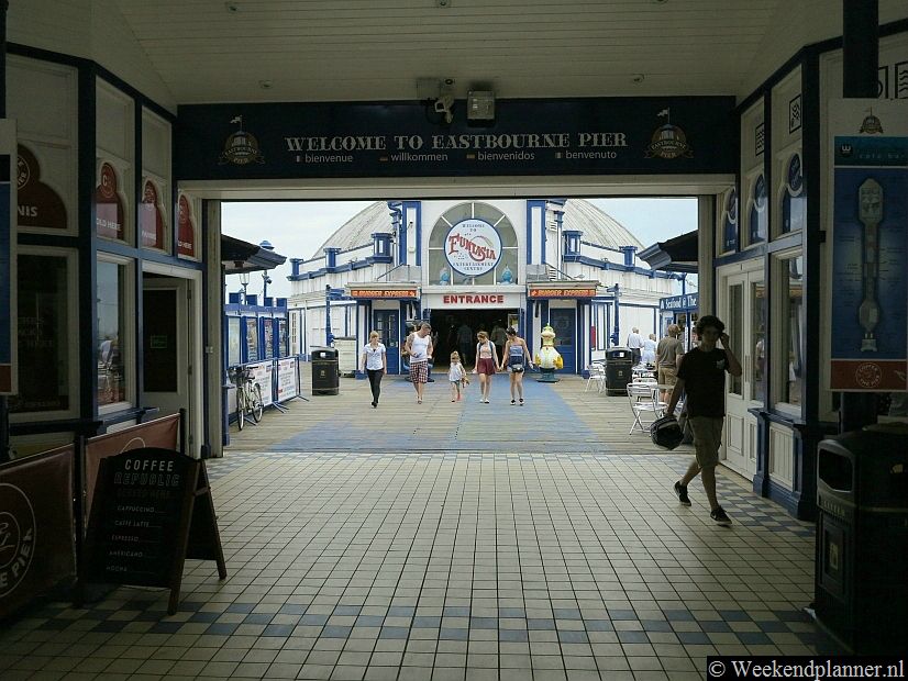 De ingang van de pier van Eastbourne. Op de pier zijn een paar leuke cafés waar je thee of koffie met scones kunt  krijgen. De scones kunnen misschien beter maar het uitzicht is geweldig.Foto's van het strand en de pier van Eastbourne.