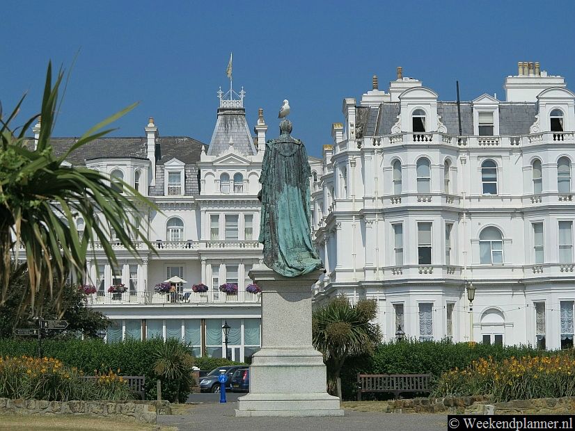 Langs de kust zijn mooie Victoriaanse gebouwen. Veel van deze gebouwen zijn hotels. Hier zie je het luxueuze Grand Hotel. De pier is de scheidslijn tussen het deel van de promenade met goedkopere hotels en pensions en dat met de meer luxueuze hotels.Foto's van hotel The Grand in Eastbourne.