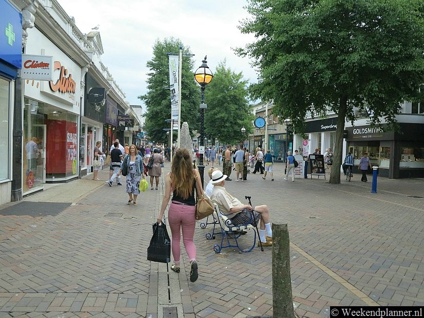 De belangrijkste winkelstraat van Eastbourne is Terminus Road.Foto's van de attracties van Eastbourne.