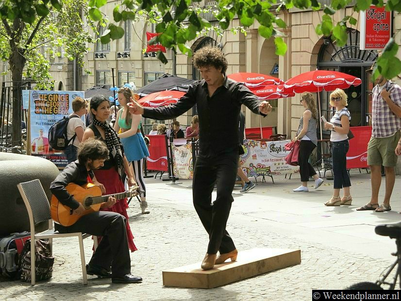 Tijdens het jaarlijkse Edinburgh Festival in augustus zijn er veel artiesten in High Street. Het evenement wordt Edinburgh Festival Fringe (The Fringe) genoemd.  Artiesten uit de hele wereld komen naar Edinburgh om hun programma voor het komende jaar te promoten.Tip: De attracties van Edinburgh.