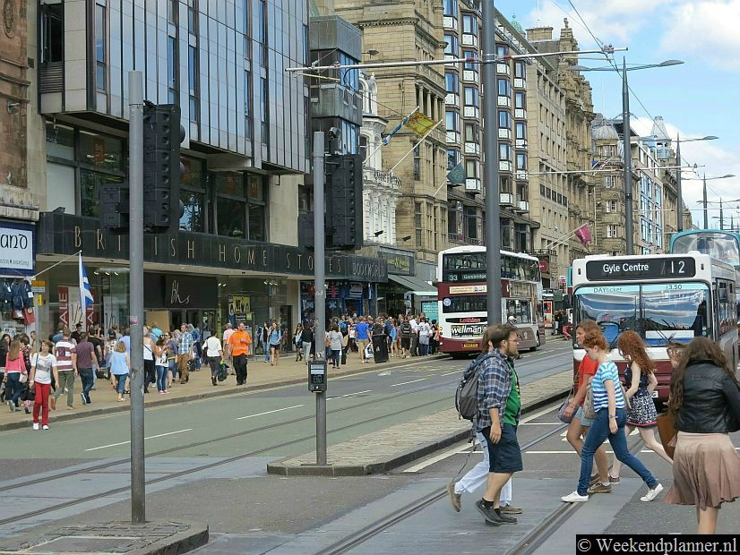 Dit is Princes Street in New-Town. Princes Street is de belangrijkste winkelstraat van Edinbrugh.  Het is ook de belangrijkste doorgaande weg voor bussen en trams door Edinburgh.Tip: De attracties van New Town Edinburgh.