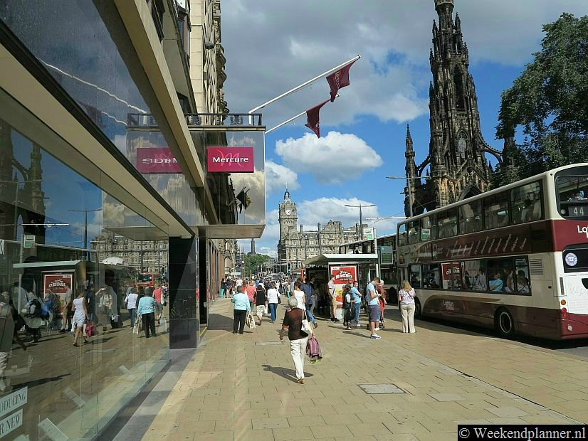 In Princes Street zijn de grote warenhuizen en de befaamde hotels. Er is een ingang van het Waverley Station op Princes Street. Tip: Hotels en appartementen in Edinburgh.