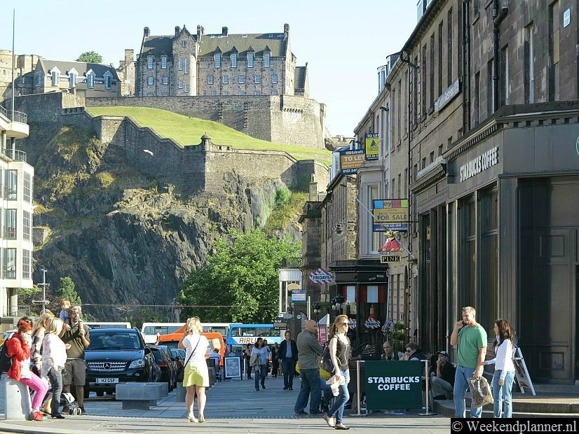 Een straat in New-Town met uitzicht op het kasteel. In New-Town zijn veel restaurants en cafés die minder toeristisch zijn dan die in High Street.Tip: Een paar dagen in Edinburgh.