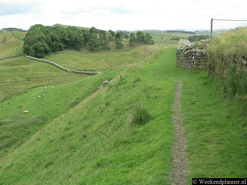 Het langeafstandspad Hadrian's Wall Path loopt langs het fort. Op de foto zie je de verdedigingsmuur Hadrian's Wall naar links lopen.Foto's van een bezoek aan het Hadrian's Wall Path.