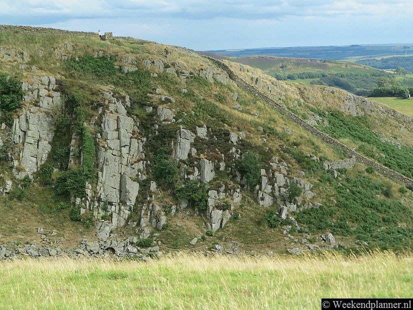 Hier bij het plaatsje Henshaw loopt de muur over de rots bij het meertje Crag Lough.  Er zijn eenvoudige stenen trappen op de moeilijkst toegankelijke plekken.Foto's van een bezoek aan Hadrian's Wall.
