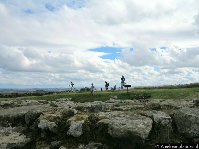 Hadrian's Wall bestaat uit een dikke muur met om de 1000 Romeinse miles (1000 stappen) een toren. De fundamenten zijn daarvan vaak nog te zien. Er waren ook forten. Op de foto zie je Fort Housesteads, ongeveer 55 kilometer van Newcastle.Tip: Foto's van het Romeinse Fort Housesteads.