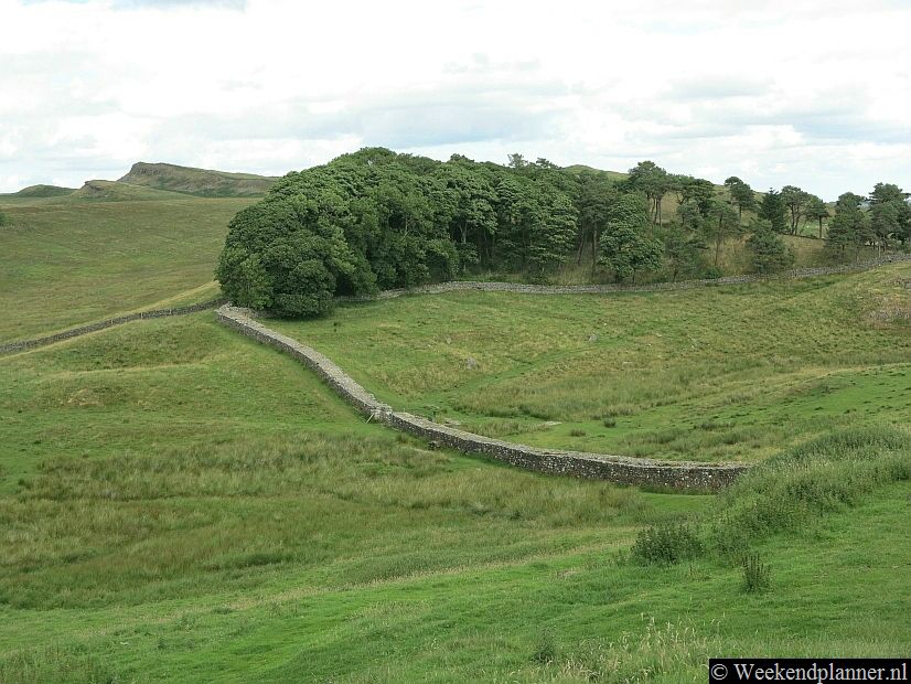 De Romeinse muur Hadrian's Wall loopt van kust naar kust door Noord-Engeland. Ongeveer 1900 jaar geleden werd deze verdedigingsmuur gebouwd als grens tussen het Romeinse Rijk en de stammen in het huidige Schotland.Tip: Mooie plaatsen in het Northumberland National Park.