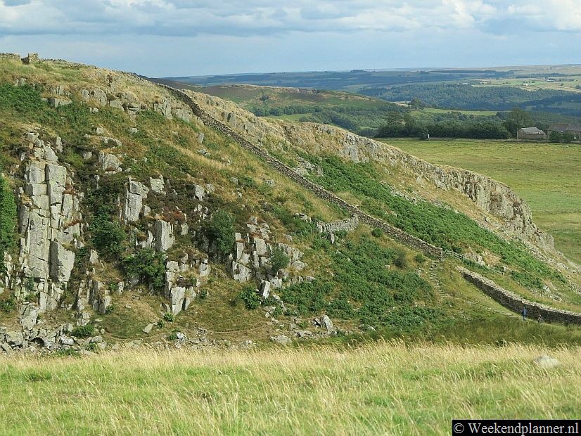 Één van de meest bezochte bezienswaardigheden van Noord-Engeland is de Muur van Hadrianus, Hadrian's Wall. Deze muur loopt van het dorp Wallsend, 15 minuten met de metro vanuit Newcastle, naar de stad Carlisle aan de andere kust.Tip: De attracties van Hadran's Wall in Noord-Engeland.