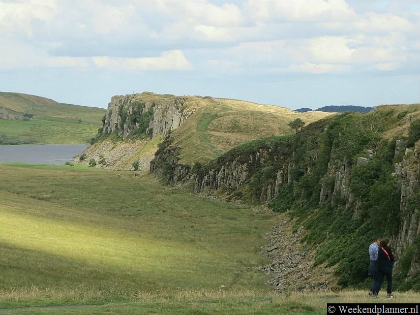 Hadrian's Wall volgt het landschap. Hier bij het meertje Crag Lough loopt de muur over de rots. Adres:  Parkeerplaats Steel Rigg Car Park in Henshaw, vlakbij Hexham, Northumberland. Er is een bushalte bij bezoekerscentrum Once Brewed.Tip: Foto's van een bezoek aan Northumberland National Park.
