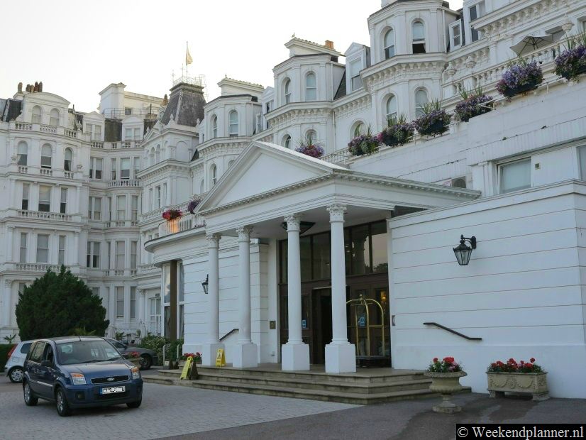 Het Grand Hotel is het mooiste hotel van Eastbourne. Het Victoriaanse hotel uit 1875 is tegenwoordig een modern hotel maar heeft de sfeer van de 19de eeuw nog behouden.Tip: Reserveer een kamer in dit hotel.