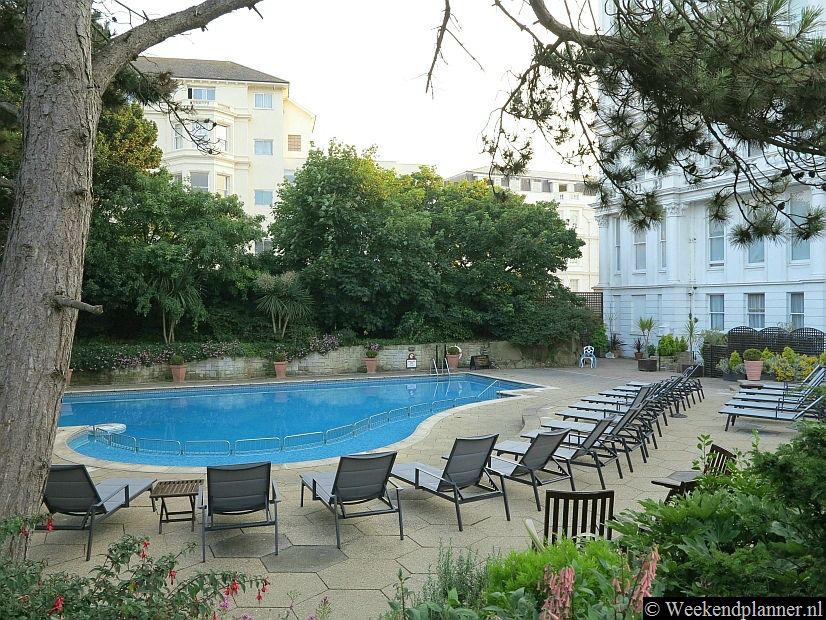 Het Grand Hotel van Eastbourne heeft een uitgebreid wellness centrum binnen. Er is ook een mooi binnenzwembad. Buiten ligt dit mooie zwembad. Foto's van een bezoek aan  het strand van Eastbourne.