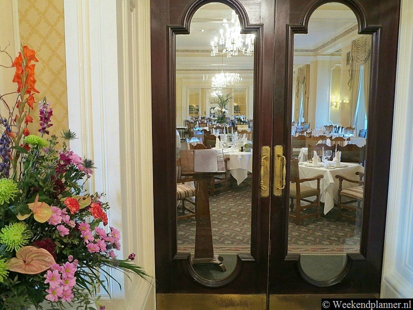 Het Grand Hotel heeft twee restaurants. In het Garden Restaurant kunt u in de ochtend ook ontbijten.