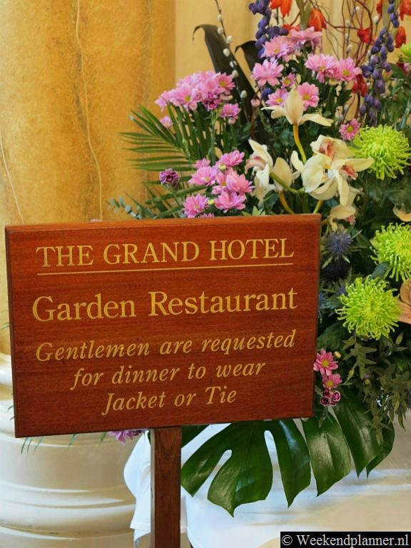 Het is maar dat u het weet. Maar bij ontbijt en lunch heeft gelukkig niemand een stropdas om.