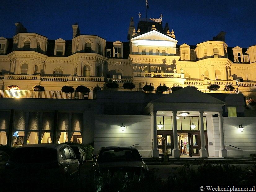 Het Grand Hotel ligt aan King Edwards Parade, de boulevard. U hoeft alleen maar de straat over te steken om bij het strand te komen. De kamers en suites aan de voorzijde hebben uitzicht op zee.Tip: De mooiste hotels van Eastbourne.