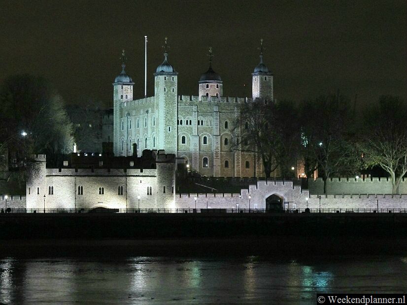 De Tower of London ligt aan de rand van de City of London. Tip: Bij het metrostation Tower Hill is nog een stuk van de oude stadsmuur van Londen te zien. Er zijn ook overblijfselen van Romeinse bebouwingen naast het wandelpad richting Tower.Tip: Foto's van een bezoek aan de Tower.