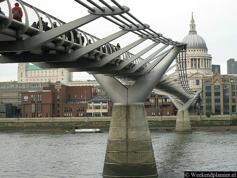 De Millennium Bridge loopt van het Tate Modern Museum naar de City, ongeveer 100 meter van de St. Paul's Cathedral.Tip: Londen langs de Theems.