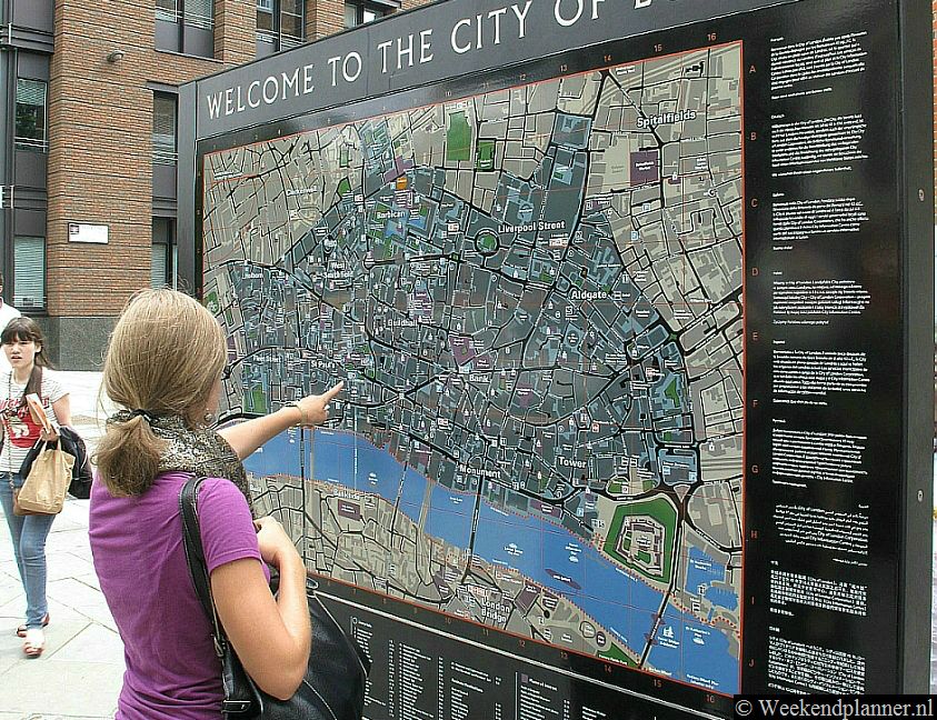 De City of London is het oudste gedeelte van Londen. Toeristen komen hier  o.a. voor de St. Paul's Cathedral, de Tower, de Millennium Bridge en de financiële instellingen aan Threadneedle Street.Tip: Bezoek de City of London.