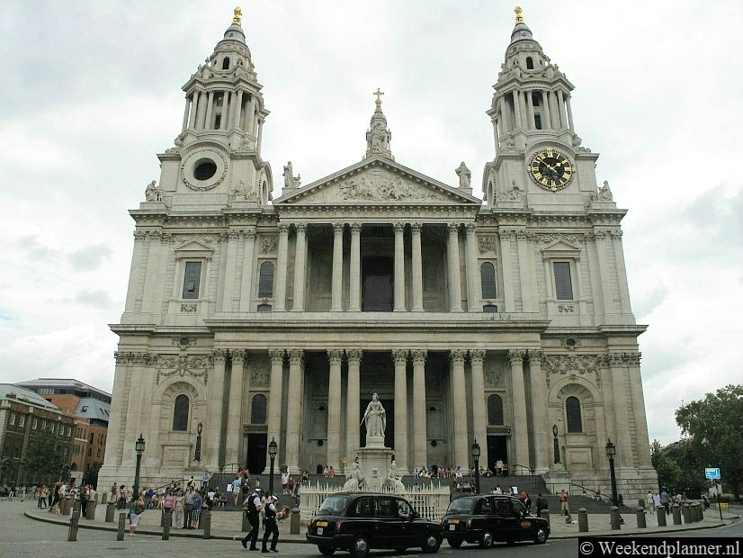 De St. Paul's Cathedral is één van de meest bezochte toeristische bezienswaardigheden van Londen. Onder de koepel is de akoestiek fantastisch. Bij de muur in de Whispering Gallery kun je zelfs gefluister op grote afstand verstaan.Tip: Bezoek de City of London.