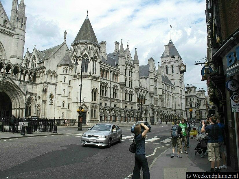 De Royal Court of Justice op Strand.Tip: Bezoek de City of London.