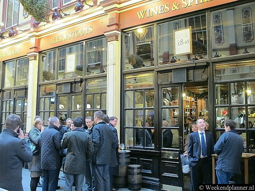 Tijdens lunchpauze is het in Leadenhall Market dan ook druk. De 19de-eeuwse Leadenhall Market is sowieso een bezoek waard. In het weekend, als de banken gesloten zijn, is het er echter erg rustig.Tip: Foto's van een bezoek aan de Leadenhall Market.