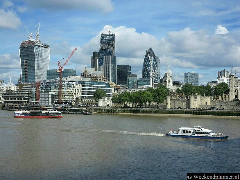 De City of London is het financiële hart van Londen. Nergens zie je zoveel bankiers op zo weinig ruimte.Tip: Bezoek de City of London.