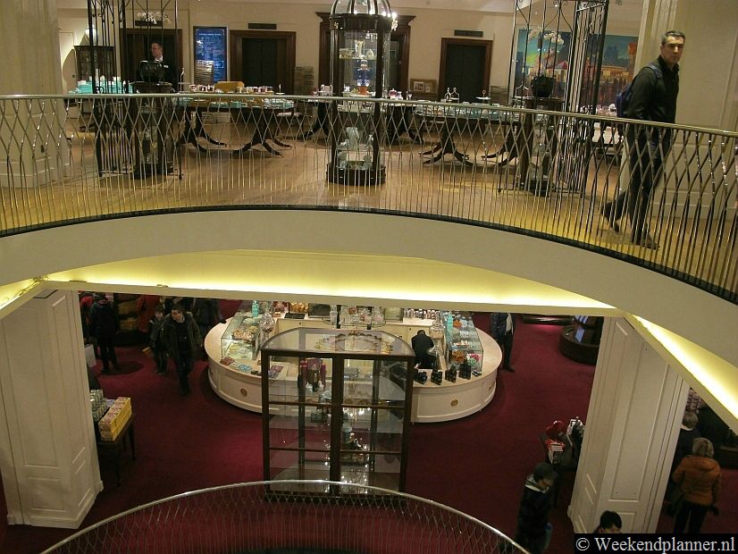 Het interieur van het warenhuis doet nog steeds 19de-eeuws aan. Toch verandert ook hier de inrichting regelmatig.Foto's van een bezoek aan de winkelstraat Piccadilly.