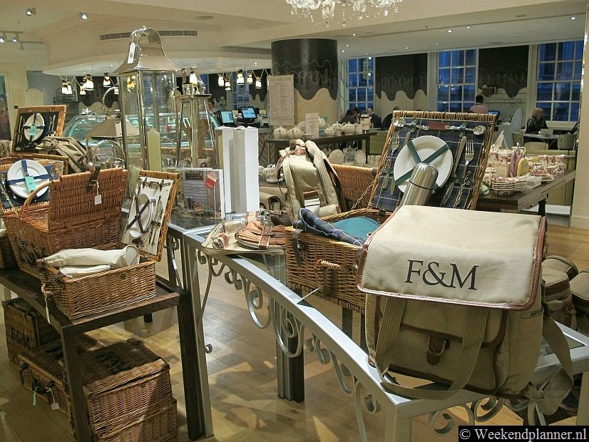Vooral in het Victoriaanse tijdperk groeide het warenhuis aan Piccadilly. De aristocratie deed hier, of in Jermyn Street aan de achterzijde van Fortnum & Mason, hun inkopen. Tip: Bezoek het 19de-eeuwse warenhuis Fortnum & Mason.