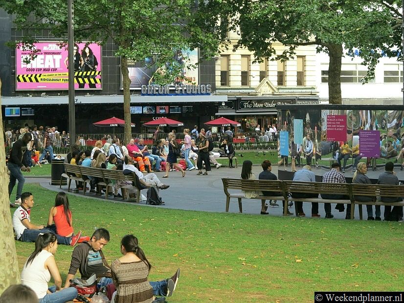 Leicester Plein is een plein aan de rand van het entertainment centrum van Londen. De restaurants van China Town, de theaters van West End, de National Gallery en Piccadilly Circus liggen maar een paar minuten lopen van het plein.Tip: De attracties van Leicester Square.