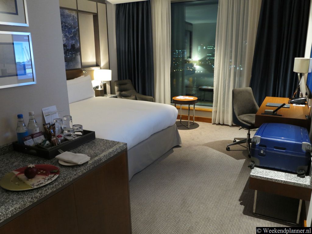 Bij de O2 Arena ligt het driesterrenhotel Holiday Inn Express en het  vijfsterrenhotel InterContinental The O2.. Wij sliepen in hotel InterContinental The O2. Op de foto zie je een kamer in het hotel.  Vanuit het InterContinental The O2  loop je in een paar minuten naar de O2 Arena.Tip: Reserveer een kamer in dit hotel.