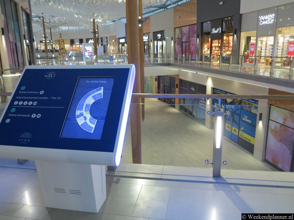In de O2 Arena ligt een nieuw winkelcentrum, The O2 Centre. Het is een winkelcentrum met veel luxueuze modewinkels.Tip: Shoppen in Londen.