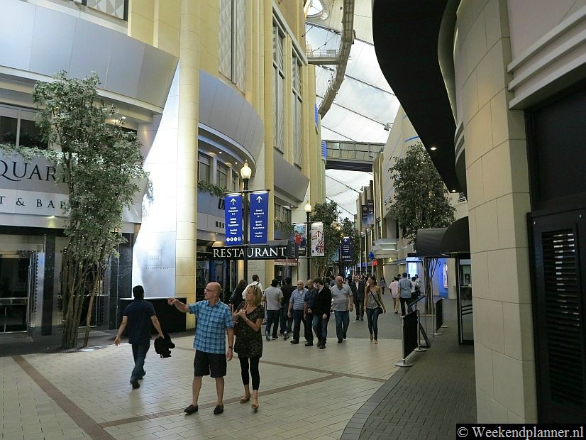 Overdag is het er vaak rustig maar 's avonds is er  in de O2 Arena veel te doen. De bioscoop trekt de hele dag bezoekers. Een bioscoopkaartje is hier goedkoper dan die van een bioscoop in Leicester Square.Tip: De bioscopen van Leicester Square.