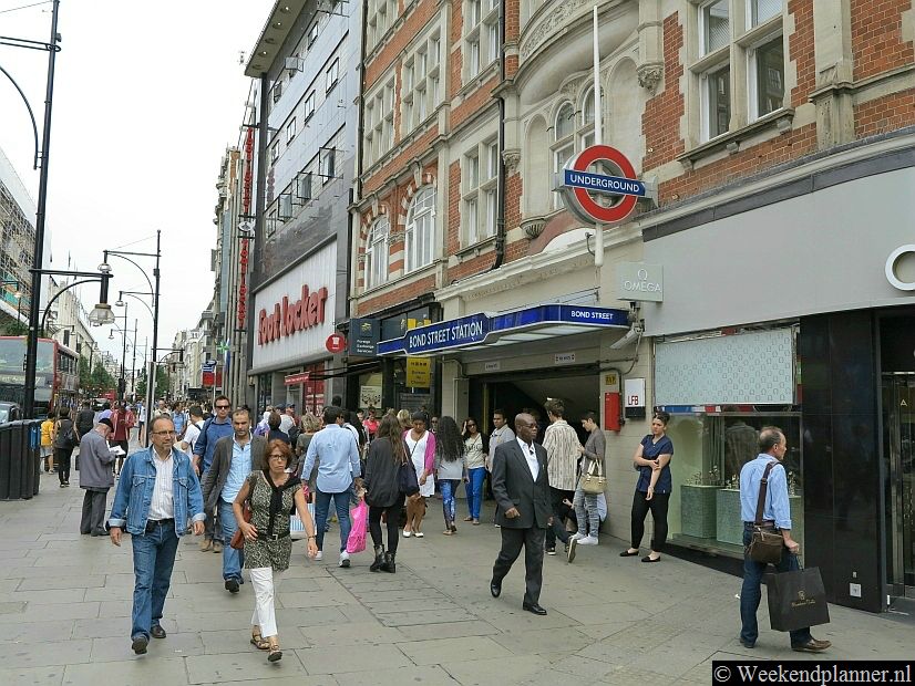 Schuin tegenover warenhuis Selfridges ligt metrostation Bond Street. Iets verder ligt op de kruising met winkelstraat Regent Street het grote metro station Oxford Circus.Tip: Ga ook eens naar de antiekmarkt Grays in Bond Street.
