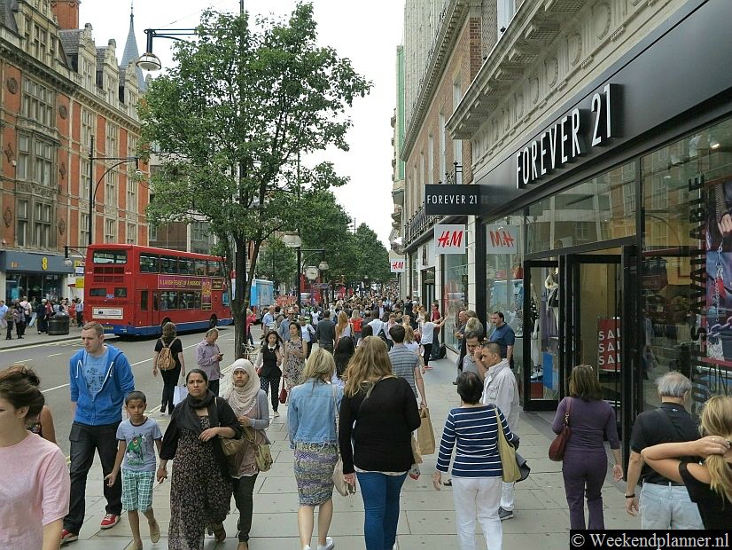 In Oxford Street hebben veel Europese en Britse winkelketens een vestiging.Tip: Shoppen in Oxford Street.