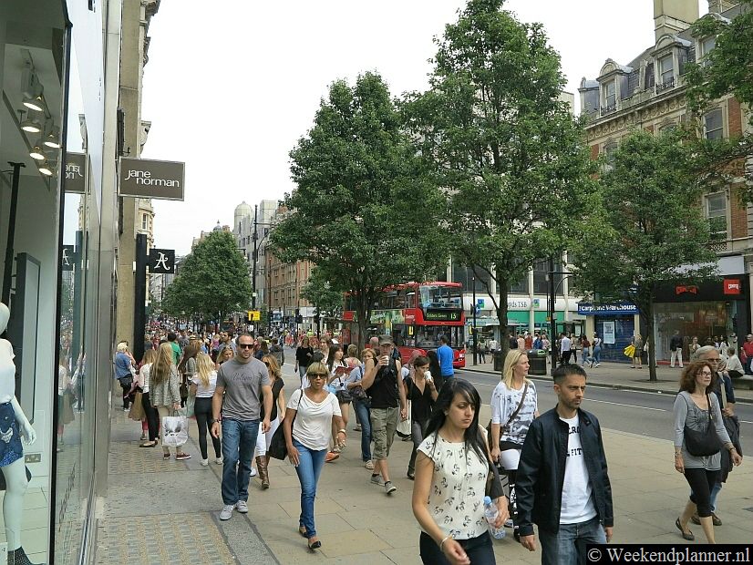  Al met al doen ieder jaar zo'n 200 miljoen mensen hun inkopen in Oxford Street en Regent Street. Tip: Voor de grote merkenwinkels ga je naar Regent Street.