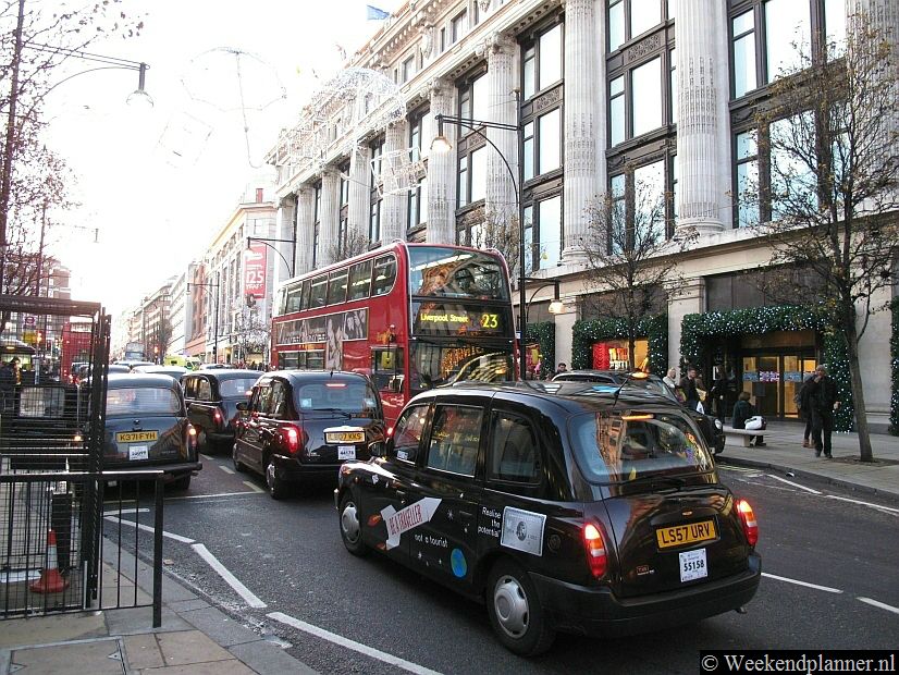 Taxi's en bussen voor het beroemde warenhuis Selfridges.Tip: Shoppen in Oxford Street.