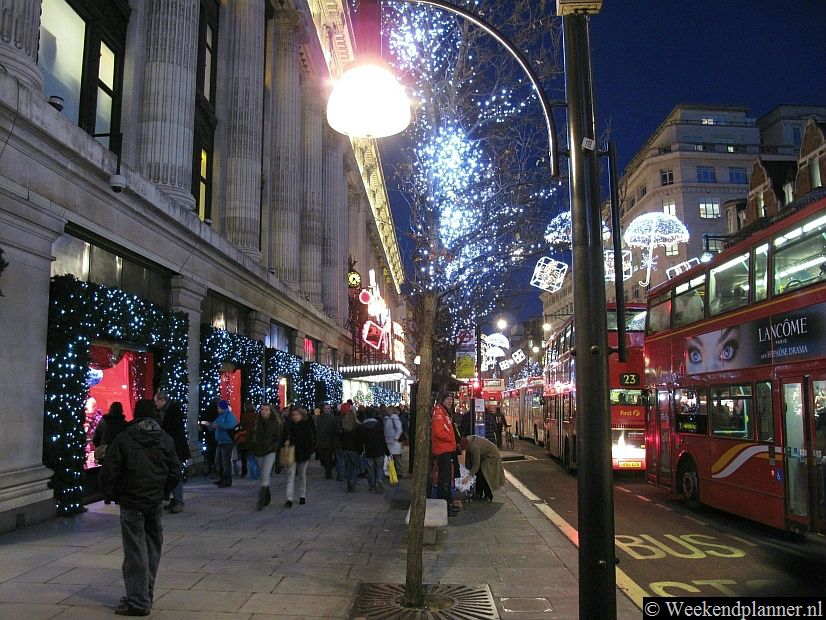 De etalages van Selfridges zien er met de kerst altijd prachtig uit. Kinderen kunnen er  voor de kerst op bezoek bij de kerstman.Tip: Kerst in Londen.