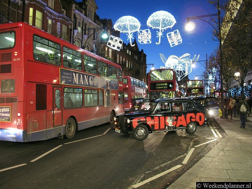 In Londen rijden verschillende busmaatschappijen en allemaal willen ze op Oxford Street rijden. Vaak staat er dan ook een file aan bussen  in Oxford Street en is lopen sneller.Tip: Het openbaar vervoer in Londen.