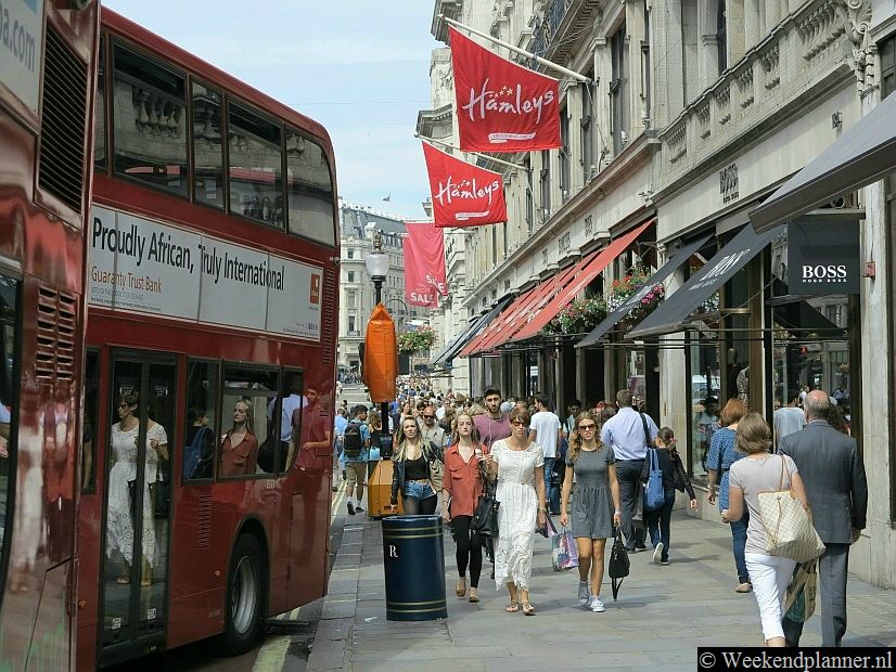 Hamleys (1881) is de oudste speelgoedwinkel van de wereld.Tip: De meest bijzondere winkels in Regent Street.