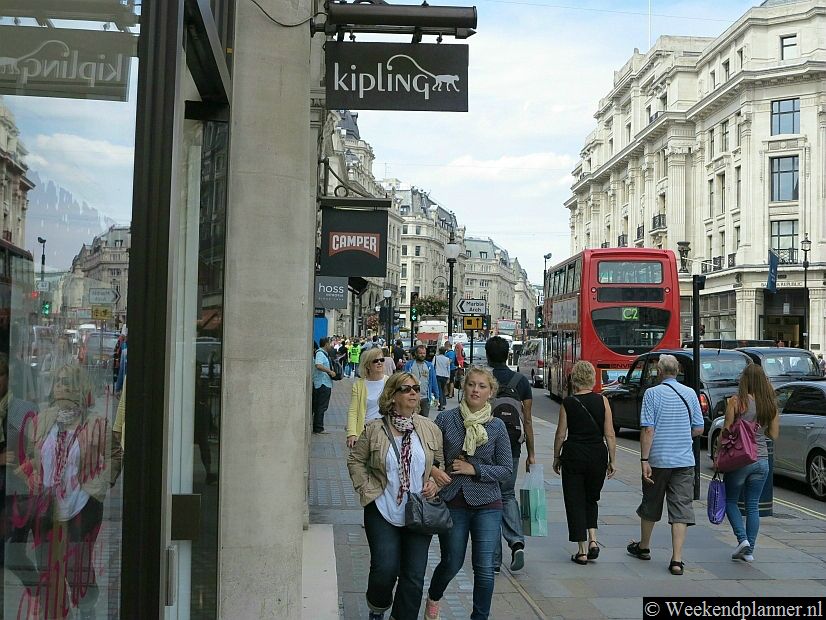 Regent Street is samen met Oxford Street de meest bekende winkelstraat van Londen. In Lower Regent Street zijn de Flagship Stores van de grote merken gevestigd.Tip: Ga winkelen in Regent Street.