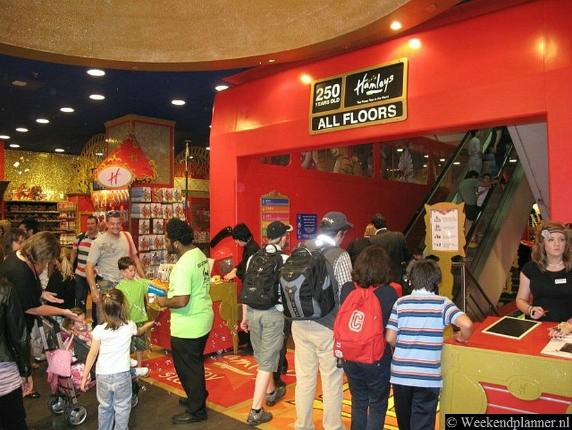De oude speelgoedwinkel Hamleys is zeven verdiepingen hoog en  je kunt er meer dan 50.000 soorten speelgoed kopen.Tip: De meest bijzondere winkels in Regent Street.
