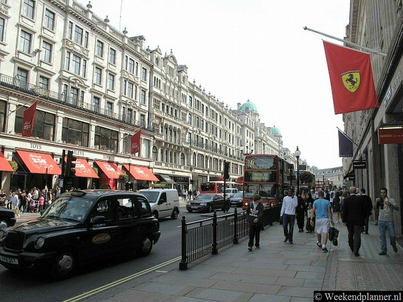 In Regent Street zijn veel modewinkels. Je kunt er kleding, schoenen en accessoires kopen van alle grote merken.Foto's van de meet populaire winkelstraten in Londen.