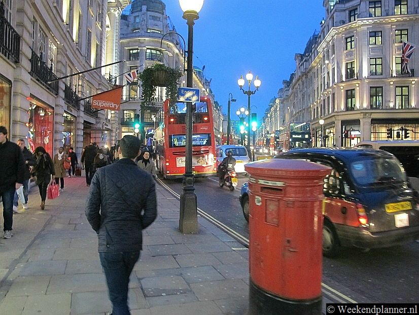 In de winter is Regent Street het mooist in de avond. Het is dan vroeg donker en alle winkels en de kerstversiering is verlicht.Tip: Kerst in Londen.