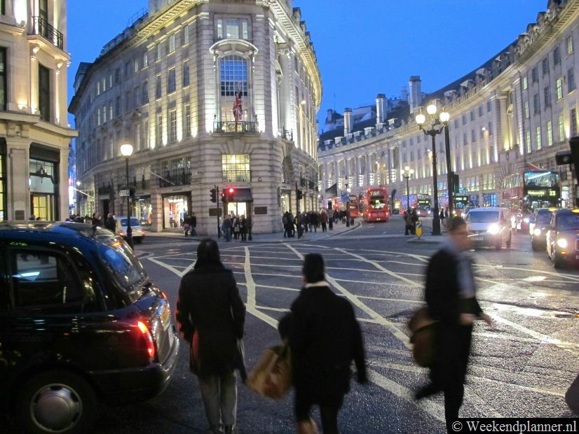 Regent Street gezien vanaf Piccadilly Circus.Foto's van een bezoek aan Piccadilly Circus.