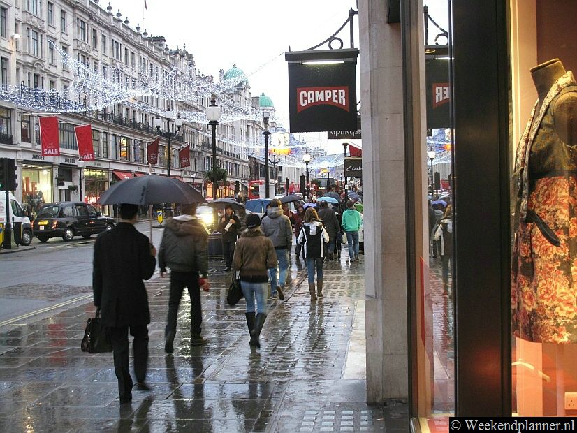 Na de kerst begint de uitverkoop in Londen. De uitverkoop duurt tot eind januari maar de beste koopjes vind je tussen kerst en nieuwjaar.Tip: De uitverkoop in Londen.