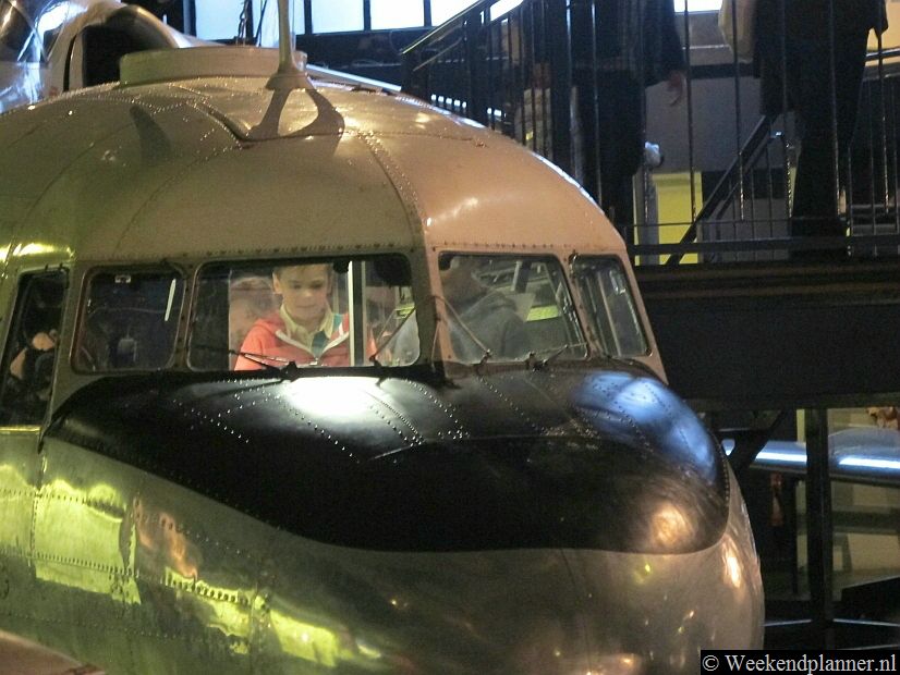 Op de luchtvaartafdeling kun je in de cockpit van een vliegtuig.