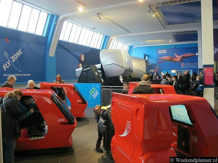 Dit zijn simulaties van vluchten. Je moet er wel voor betalen. Ook de IMAX film in het Science Museum is niet gratis.Tip: Leuke dingen doen  in Londen.
