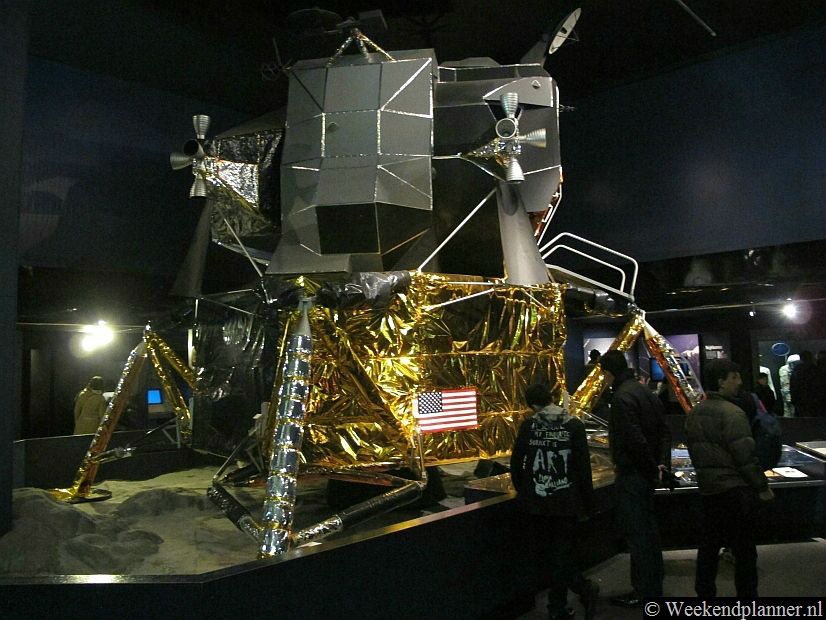 Een replica van de maanlander van de Apollo 11 die de eerste mens op de maan bracht.