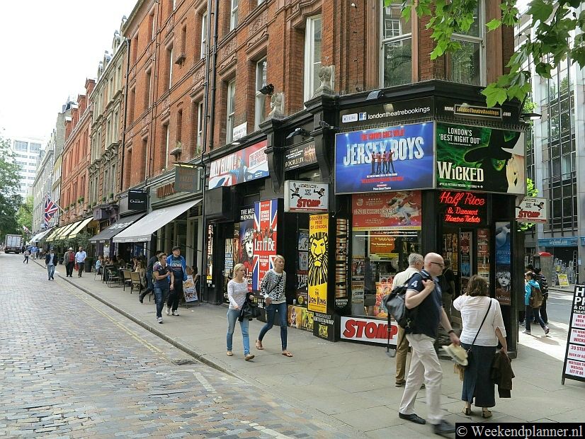 Monmouth Street is tegenwoordig de leukste straat van Seven Dials. Hier zijn de meeste restaurantjes en winkeltjes. Het kleurrijke Neal's Yard heeft een ingang op Monmouth Street.