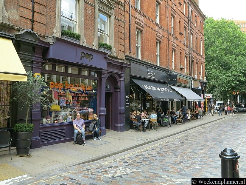 Tegenwoordig zijn de Seven Dials zeven leuke winkelstraten met kleine winkeltjes en eethuizen. De straten komen allemaal uit op het centrale pleintje.Foto's van het nabijgelegen Covent Garden.
